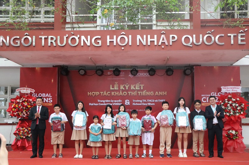 tặng quà khích lệ cho học sinh của Trường Tiểu học, THCS và THPT iSchool Quy Nhơn có thành tích xuất sắc trong học tập. 