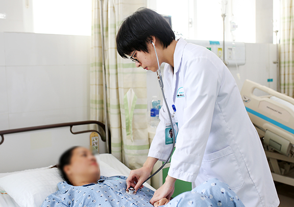 Ths. BS. Nguyễn Thị Huyền My thăm khám cho chị V trước khi xuất viện.