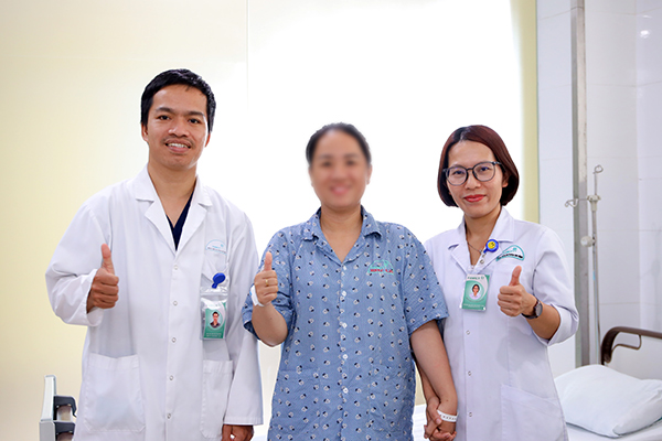 Chị V vui mừng, chụp ảnh kỷ niệm cùng các bác sĩ trước khi xuất viện.