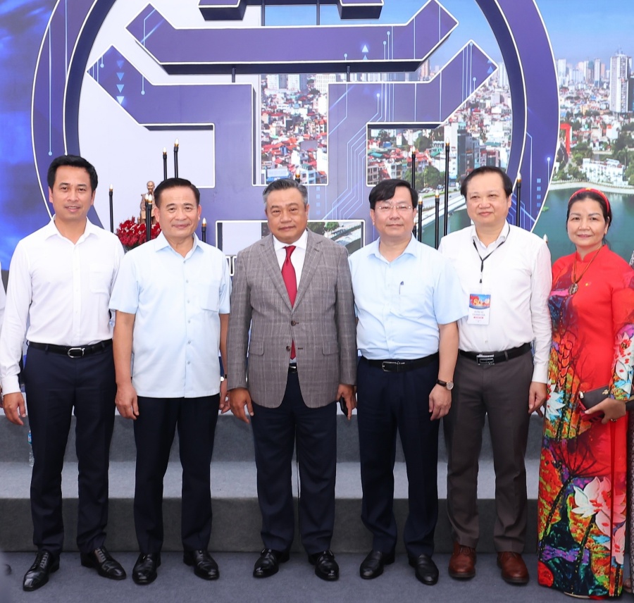 Ông Trần Sỹ Thanh - Chủ tịch Thành phố Hà Nội - tham quan không gian trưng bày “Truyền thống và Sáng tạo Hà Nội 2025”.