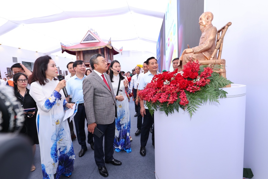 (Chủ tịch Trần Sỹ Thanh ngắm nhìn tác phẩm: Bác Hồ cùng báo Nhân Dân được đúc bằng đồng nguyên khối của tác giả Nguyễn Thanh Tuấn, làng nghề đúc đồng Ngũ Xã)