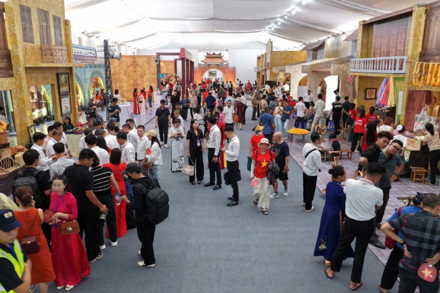 (Không gian trình diễn làng nghề - chủ đề Tinh hoa phố nghề)