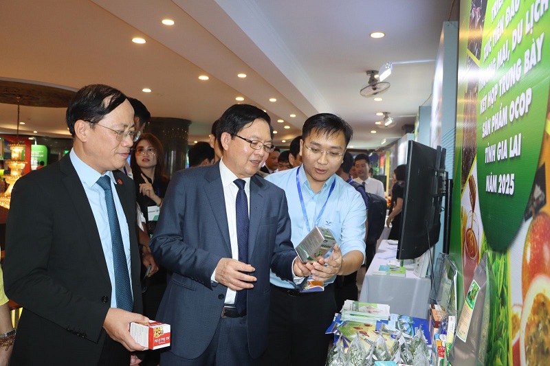 Lãnh đạo tỉnh tham quan các gian hàng OCOP trong khuôn khổ Hội nghị xúc tiến đầu tư