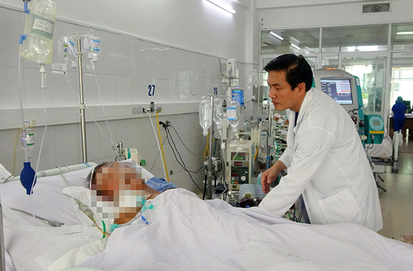 BS.CKII Hà Sơn Bình trực tiếp thăm khám, điều trị cho bệnh nhân P.Đ.T.L. 