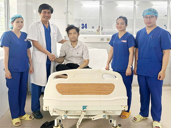 Bệnh nhân P.Đ.T.L được hồi sinh trong niềm hân hoan của các y, bác sĩ BV Đà Nẵng.