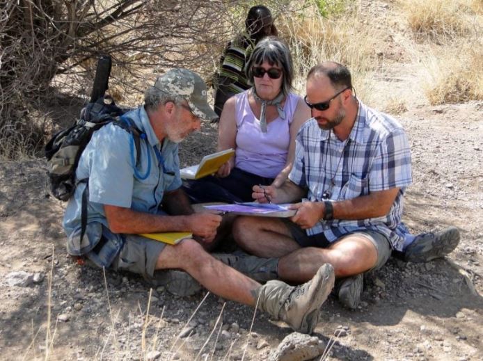 Từ trái sang phải Ramon Arrowsmith, Kaye Reed và Christopher Campisano Từ trái sang: Giáo sư Ramon Arrowsmith của Đại học Bang Arizona, Giáo sư danh dự Kaye Reed của Hiệu trưởng và Phó Giáo sư Christopher Campisano đang thảo luận về răng Homo được tìm thấy ở Asboli, một khu vực tại địa điểm Ledi‑Geraru. Ảnh: Eric Scott