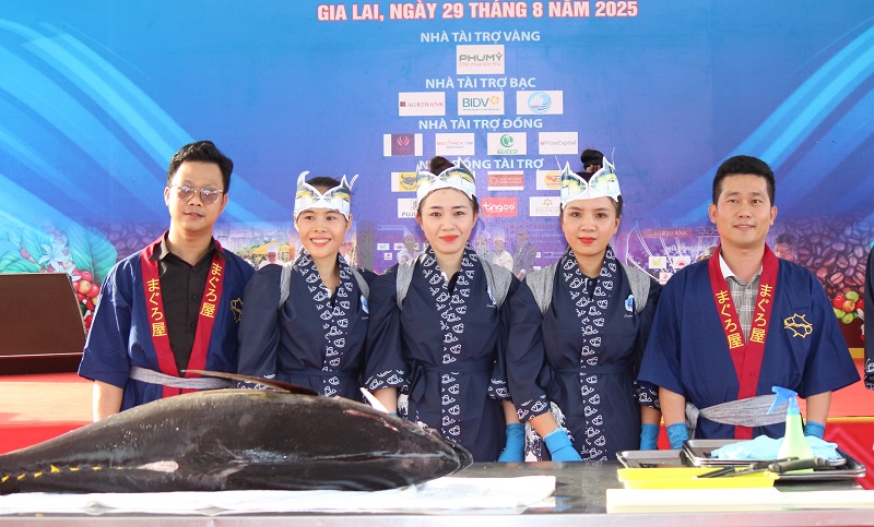 Các đầu bếp chuẩn bị quảng diễn mổ, phi lê cá ngừ đại dương.