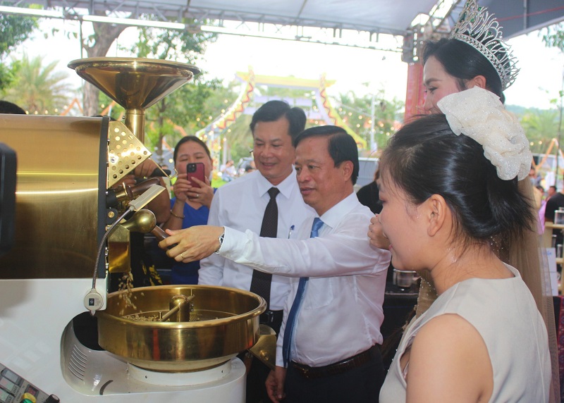 Ông Nguyễn Tuấn Thanh – Phó Chủ tịch thường trực UBND tỉnh Gia Lai, khai mẻ rang những hạt cà phê đặc sản của tỉnh để phục vụ người dân, du khách. 