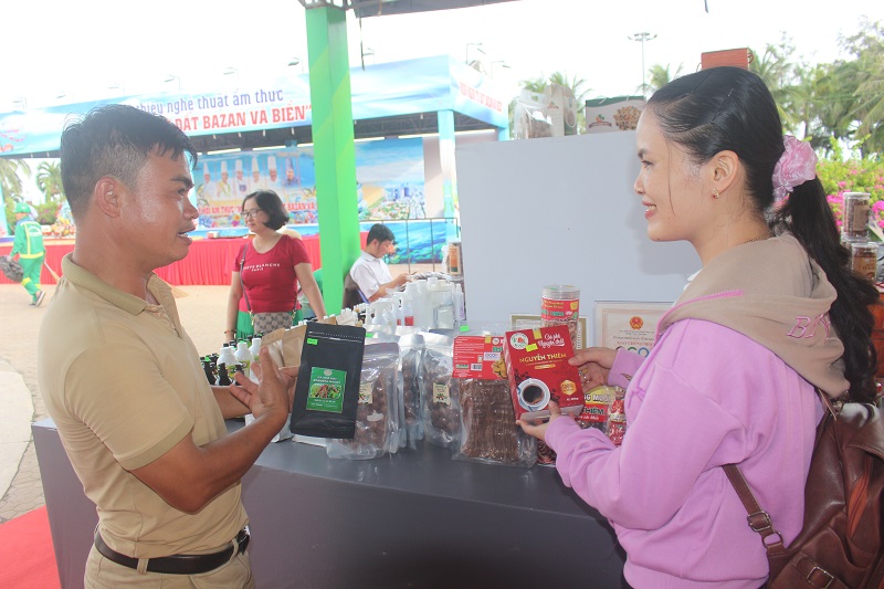 Nhiều người dân, du khách cũng bị thu hút bởi không gian trưng bày sản phẩm OCOP, làng nghề tại lễ hội.