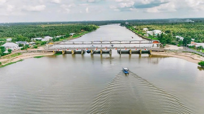 Các công trình thủy lợi hiện đại, tiêu biểu là cống 10 cửa tại tỉnh Trà Vinh trước đây.