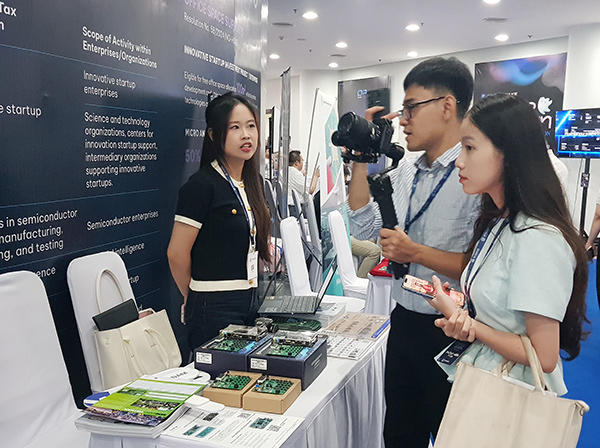 Giới thiệu các sản phẩm mới của ngành công nghiệp bán dẫn tại "Ngày vi mạch bán dẫn Đà Nẵng 2025". 