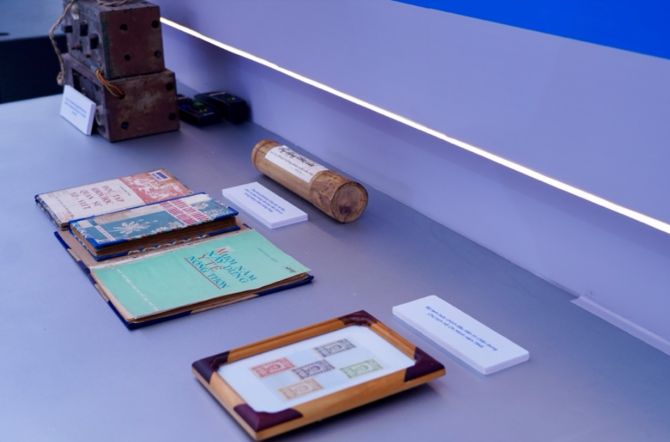 Ống đựng công văn của Giao thông viên Sơn La trong kháng chiến chống Pháp, bộ tem bưu chính in chân dung chủ tịch Hồ Chí Minh năm 1946 cũng được trưng bày.