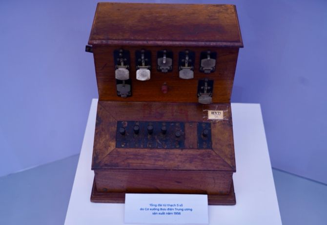 Các hiện vật tại triển lãm cho thấy những bước đi đầu tiên trong công cuộc xây dựng đất nước và hội nhập quốc tế. Tổng đài từ thạch 5 số do Cơ xưởng Bưu điện Trung ương sản xuất năm 1956 là một trong những hiện vật tiêu biểu của thời kỳ này.