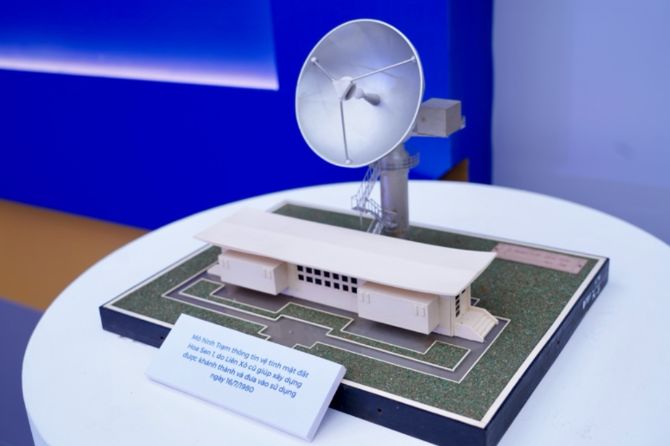 Triển lãm trưng bày mô hình thu nhỏ của công trình Đài Thông tin vệ tinh mặt đất Hoa Sen 1, được Liên Xô giúp Việt Nam xây dựng và đưa vào sử dụng từ năm 1980.