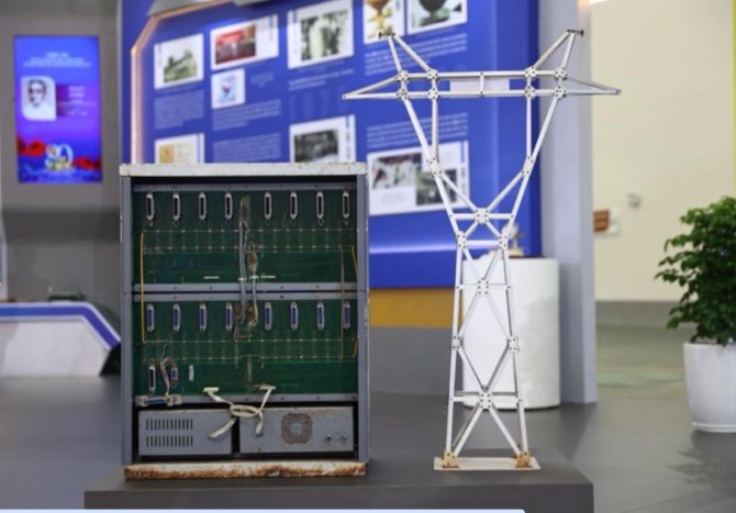 Các hiện vật và mô hình như cột Dự án đường dây 500 kV Bắc - Nam mạch 1 và Tổng đài kỹ thuật số VTC do Công ty VTC nghiên cứu lắp ráp, cho thấy trình độ khoa học kỹ thuật ngày càng cao của các kỹ sư trong nước.