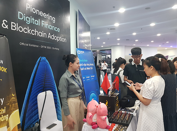 Trải nghiệm giao dịch tài sản số tại Ngày hội Blockchain Việt Nam 2025.