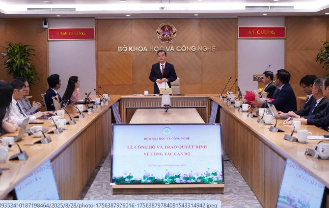 Lễ công bố và trao các quyết định về công tác cán bộ tại Cục Chuyển đổi số quốc gia và Vụ Đánh giá và Thẩm định công nghệ. Ảnh: Trung tâm Truyền thông KH&CN