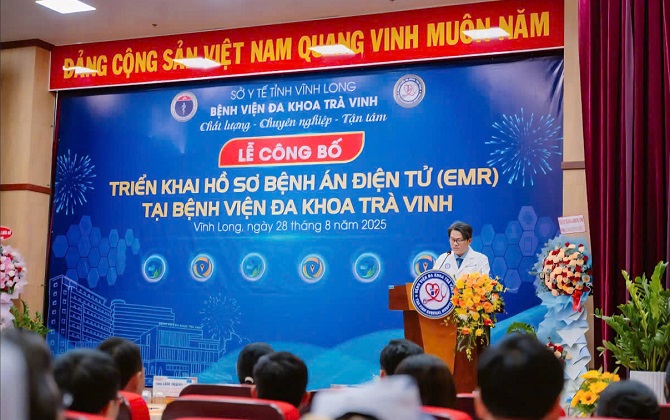 Sau gần một năm chuẩn bị đồng bộ từ hạ tầng, trang thiết bị đến đào tạo nhân lực, Bệnh viện Đa khoa Trà Vinh chính thức công bố hệ thống hồ sơ bệnh án điện tử (EMR), sẵn sàng đưa vào vận hành trong việc khám chữa bệnh, góp phần nâng cao chất lượng khám chữa bệnh và phục vụ người dân ngày càng tốt hơn.