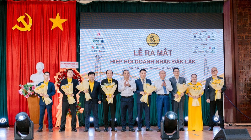 Lãnh đạo tỉnh Đắk Lắk chúc mừng thường trực ban chấp hành Hiệp hội Doanh nhân Đắk Lắk. 