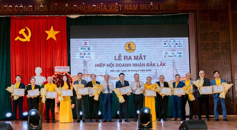 UBND tỉnh Đắk Lắk tặng bằng khen cho cá nhân thuộc Hiệp hội Doanh nhân Đắk Lắk.