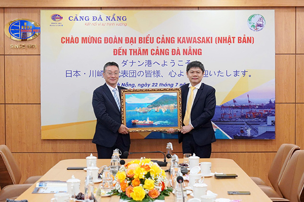Ông Trần Lê Tuấn - Tổng giám đốc Cảng Đà Nẵng (phải) chào đón đoàn đại biểu của Cảng Kawasaki (Nhật Bản) đến thăm Cảng Đà Nẵng.