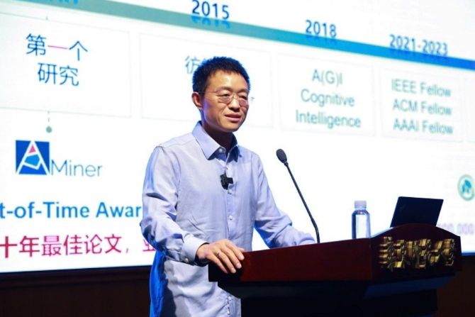 Giáo sư Đường Kiệt.