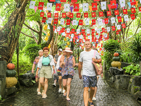 Du khách nước ngoài đến tham quan, nghỉ dưỡng tại Công viên suối khoáng nóng Núi Thần Tài (Đà Nẵng) trong dịp lễ 2/9 năm nay.