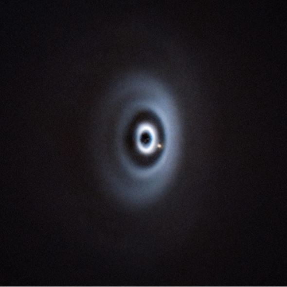 Một hành tinh mới sinh đang gặm nhấm cái nôi bụi bặm của nó khi quay quanh ngôi sao chủ. Hình ảnh này, được chụp bằng Kính viễn vọng Rất Lớn của ESO, là phát hiện rõ ràng đầu tiên về một hành tinh non trẻ trong một đĩa có nhiều vành đai. Nguồn: ESO/R. van Capelleveen và cộng sự.