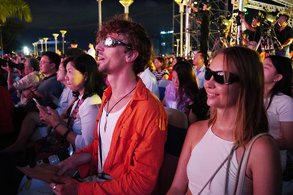 Khán giả trong và ngoài nước đến với Da Nang Concert 2025. 