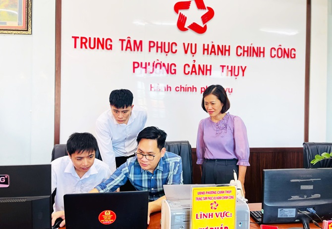 Cán bộ Văn phòng UBND tỉnh Bắc Ninh hướng dẫn cán bộ Trung tâm Phục vụ hành chính công phường Cảnh Thụy cách xử lý hồ sơ trên hệ thống giải quyết TTHC