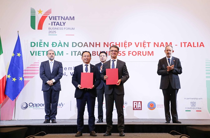 Phó Tổng giám đốc EVN Nguyễn Xuân Nam (hàng đầu, bên trái) trao Biên bản ghi nhớ với đối tác Ngân hàng Phát triển Nhà nước Italia