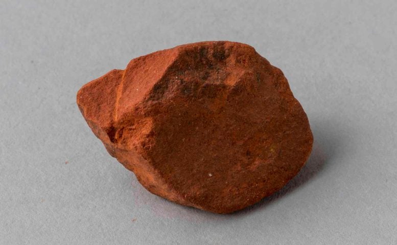 Đất son tự nhiên có thể hoạt động như một loại kem chống nắng bảo vệ nếu thoa lên da. Nguồn: Museo Egizio di Torino