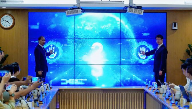 Thứ trưởng Bùi Hoàng Phương và Phó Chủ tịch Liên đoàn Thương mại và Công nghiệp Việt Nam Hoàng Quang Phòng thực hiện nghi thức phát động Giải thưởng Make in Viet Nam 2025. Ảnh: Bộ KH&CN