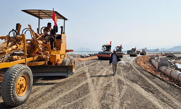 Công trình thi công đườn ven biển nối cảng Liên Chiểu đang được triển khai khẩn trương.