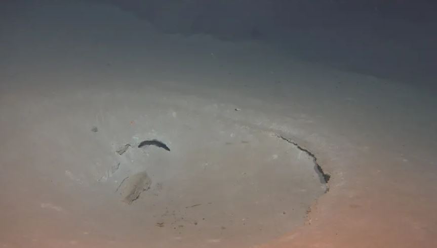 Các miệng hố hoặc đường ống có rất nhiều đường ống nhỏ hơn bên trong.