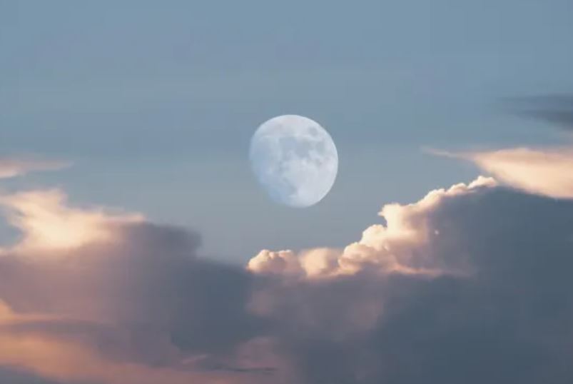 Mặt trăng ban ngày có thể được nhìn thấy trong hầu hết thời gian của tháng. Tại sao Mặt Trăng và Mặt Trời lại cùng nằm trên bầu trời ban ngày? (Nguồn ảnh: Getty Images)