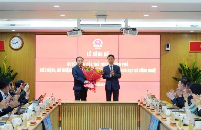 Bộ trưởng Nguyễn Mạnh Hùng tặng hoa chúc mừng Thứ trưởng Thường trực Vũ Hải Quân.