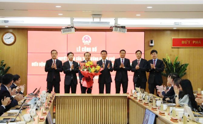 Bộ trưởng Nguyễn Mạnh và các đồng chí Thứ trưởng Bộ KH&CN chụp ảnh lưu niệm.