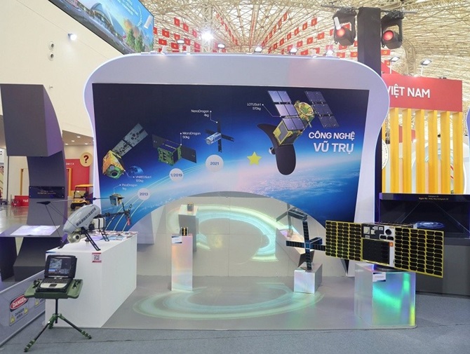 Các mô hình vệ tinh, máy bay không người lái do Viện Hàn lâm Khoa học và Công nghệ Việt Nam nghiên cứu thành công được trưng bày tại triển lãm thành tựu khoa học công nghệ, đổi mới sáng tạo và chuyển đổi số dịp Quốc khánh 2/9
