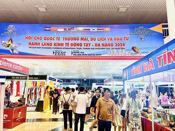 Các hội chợ quốc tế EWEC Đà Nẵng đều thu hút đông đảo doanh nghiệp trong và ngoài nước tham gia cũng như khách tham quan, mua sắm.