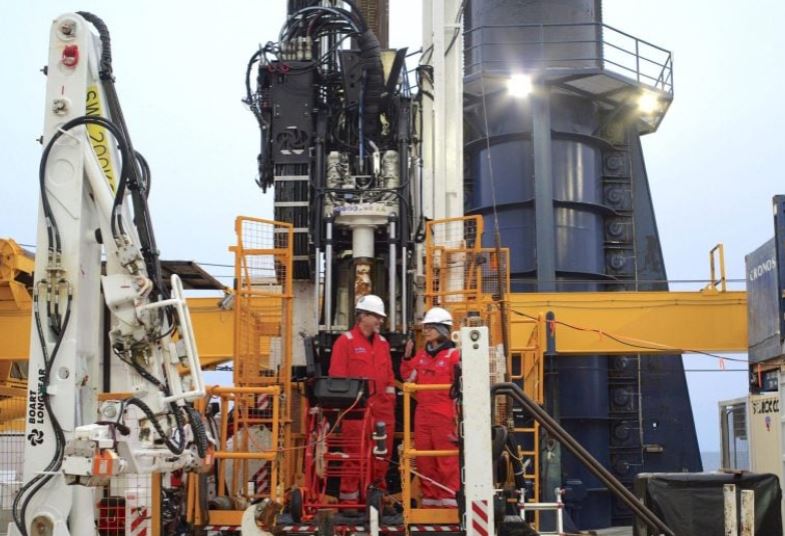 Hai nhà khoa học đồng trưởng Brandon Dugan của Trường Mỏ Colorado và Rebecca Robinson của Đại học Rhode Island trò chuyện trên sàn khoan trong khi theo dõi bộ điều khiển máy bơm nước ngầm. Nguồn: Erwan LeBer, ECORD IODP³