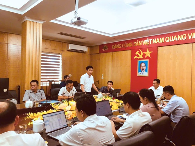 Ông Hà Trọng Nhân (Viện trưởng - Viện Ứng dụng công nghệ và Đào tạo phát triển nguồn nhân lực ) trình phát biểu trao đổi giải pháp tại hội nghị 