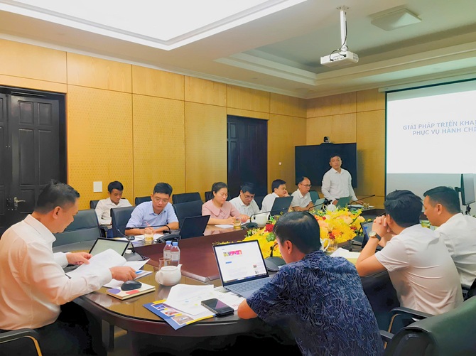 Đại diện lãnh đạo UBND và các đại biểu tham dự tham gia đóng góp ý kiến