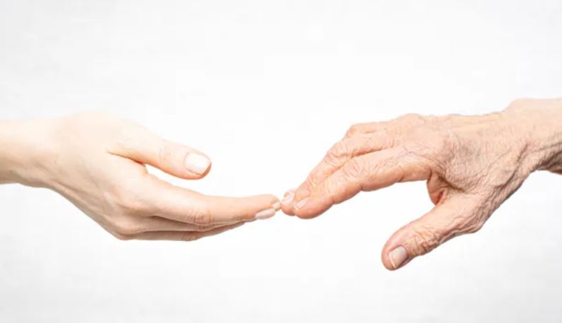 Khi cơ thể già đi, các tế bào tích tụ tổn thương và không còn hoạt động hiệu quả như trước. Điều này dẫn đến tình trạng suy giảm chức năng mà chúng ta thường liên tưởng đến tuổi già. (Nguồn ảnh: Getty Images)