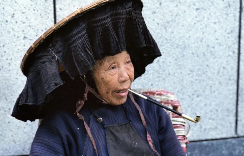 Theo Tổ chức Y tế Thế giới , một xã hội được gọi là "già hóa" khi hơn 14% dân số trên 65 tuổi . Hồng Kông là một ví dụ về một xã hội "siêu già" , nghĩa là hơn 20% cư dân ở độ tuổi 65 trở lên.(Nguồn ảnh: Alamy)