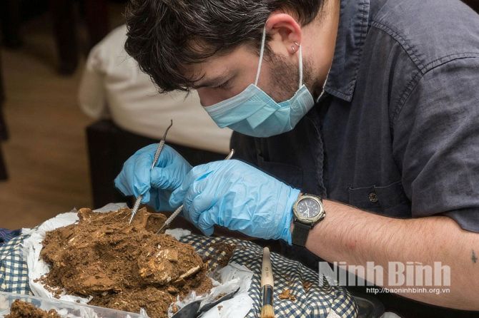 Các nhà khoa học đang tiến hành kiểm nghiệm bộ hài cốt. Ảnh: Báo Ninh Bình