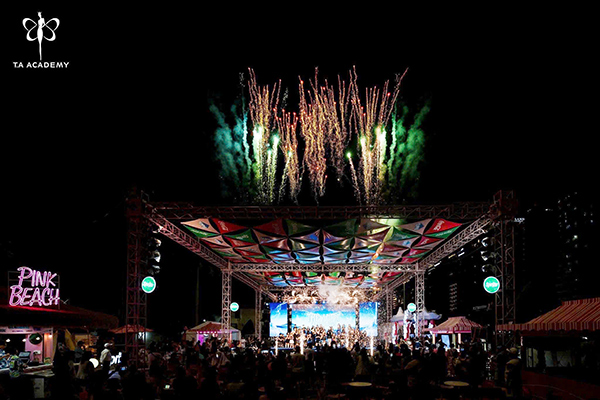 Pink Beach hiện được xem là sân khấu ngoài trời duy nhất tại TP Đà Nẵng.