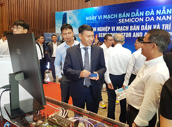 Phó Chủ tịch Thường trực UBND TP Đà Nẵng Hồ Kỳ Minh (áo vest xanh) gặp gỡ, trao đổi với các doanh nghiệp trên địa bàn TP.