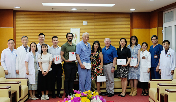 Đoàn chuyên gia TVD (Hoa Kỳ) chụp ảnh lưu niệm cùng Ban lãnh đạo BV Ung bướu Đà Nẵng trong buổi làm việc sáng ngày 8/9.