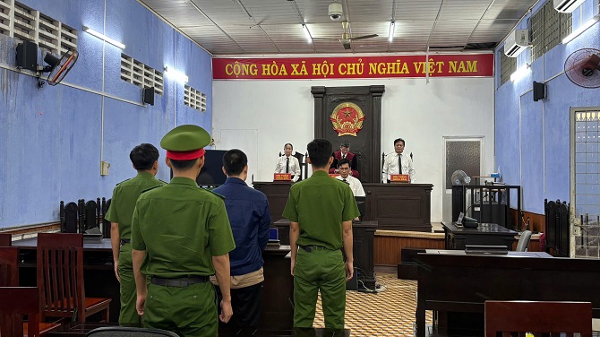 Bị cáo Phạm Văn Phú tại tòa.